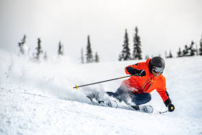 Skifahrer bei der Abfahrt 