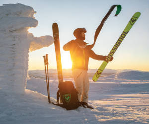 Skifahrer befestigt Felle
