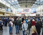 Eingangshalle der ISPO Munich mit vielen Besuchern