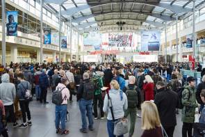 Eingangshalle der ISPO Munich mit vielen Besuchern