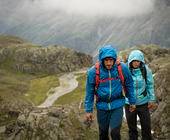 Zwei Wanderer bei schlechtem Wetter