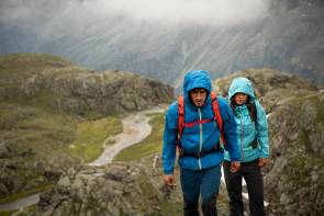 Zwei Wanderer bei schlechtem Wetter 