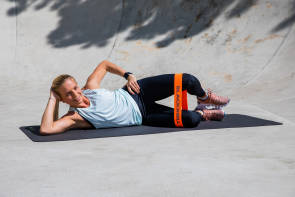 Frau mit einem Trainingsband 