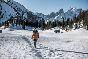 Frau läuft durch winterliche Landschaft 