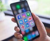 Smartphone mit Social Media Apps