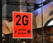 2G-Schild an einer Ladentür