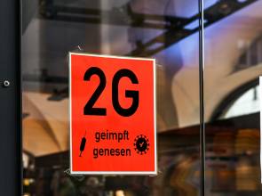 2G-Schild an einer Ladentür 