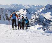 Vier Personen beim Skitourengehen