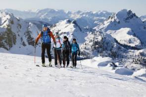 Vier Personen beim Skitourengehen 