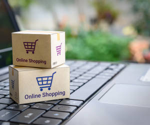 Online-Shopping mit Laptop 