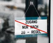 durchgestrichenes 2G-Schild an Ladentür