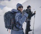 Skitourengeher in den verschneiten Bergen