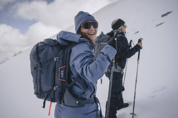 Skitourengeher in den verschneiten Bergen 