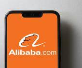 Smartphone mit Alibaba-Logo im Display