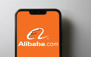 Smartphone mit Alibaba-Logo im Display 