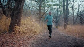 Jogger im Wald 