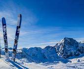 Winterlandschaft Gebirge mit Ski