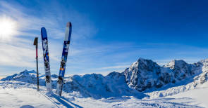 Winterlandschaft Gebirge mit Ski 