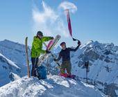 Skitourengeher auf verschneiten Gipfeln