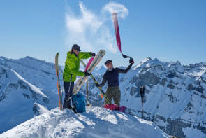 Skitourengeher auf verschneiten Gipfeln 