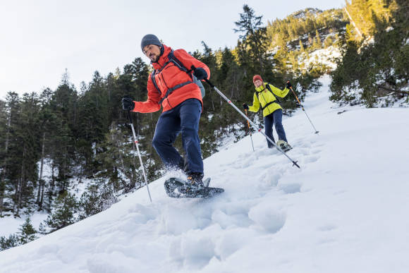 Winterlandschaft mit Sportlern 