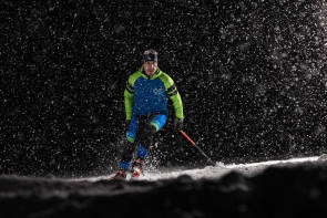 Skifahrer in der Dunkelheit 