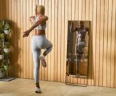 Frau macht Fitness vor interaktivem Spiegel