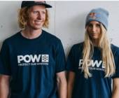 Ein Mann und eine Frau mit T-Shirts von POW