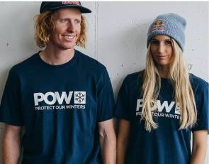 Ein Mann und eine Frau mit T-Shirts von POW 