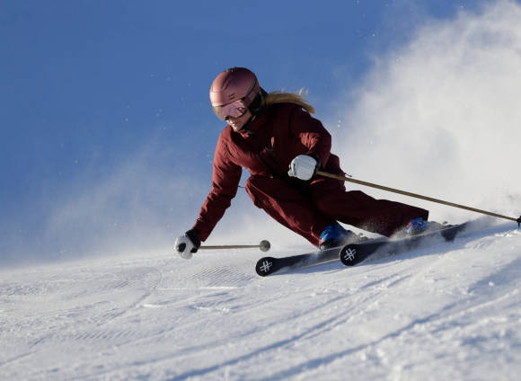 Skifahrer im Schnee 