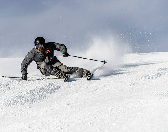 Skifahrer im Schnee 