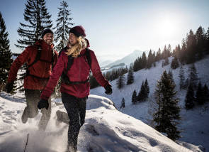 Mann und Frau bei Wanderung im Winter  