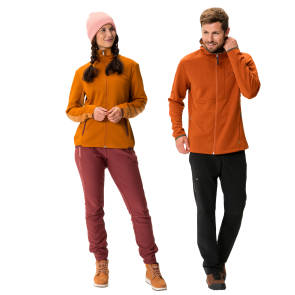 Frau und Mann mit Outdoor-Ausrüstung in Orange-Tönen