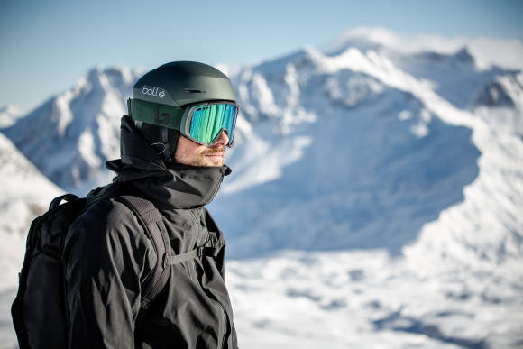 Mann im Schnee mit Brille und Helm 