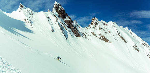 Skifahrer bei der Abfahrt im offenen Gelände 