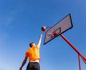 Basketballspieler wirft Ball in den Korb