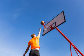 Basketballspieler wirft Ball in den Korb 