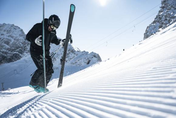 Mann mit Ski im Schnee 