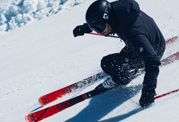 Skifahrer bei der Abfahrt 