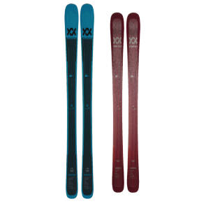 Zwei Paar Ski in Blau und Rot