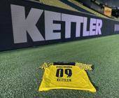 Kettler-Banner im Fußballstadion und Fußballtrikot