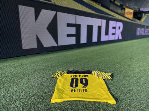 Kettler-Banner im Fußballstadion und Fußballtrikot 