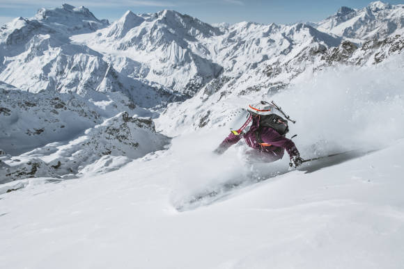 Skifahrer im Tiefschnee im Gebirge 