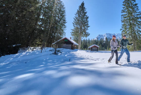 Mann und Frau mit Schneeschuhen 