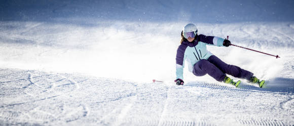 Skifahrer im Pulverschnee 