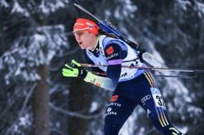 Biathletin im Schnee 