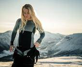 Frau in Skiunterwäsche in den Bergen