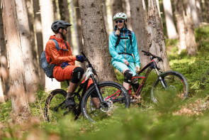 Mann und Frau auf Fahrrädern im Wald 
