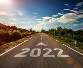 Straße, auf der die Jahreszahl 2022 steht