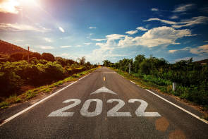 Straße, auf der die Jahreszahl 2022 steht 